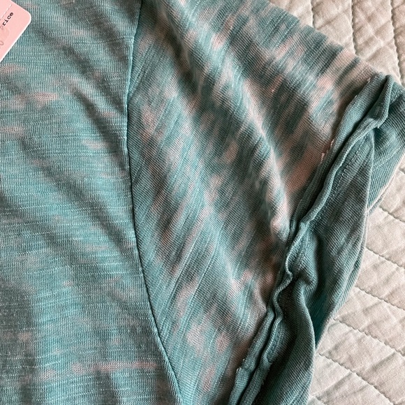 Free People We The Free lagenlook top with cutout back NWT - Picture 3 of 9